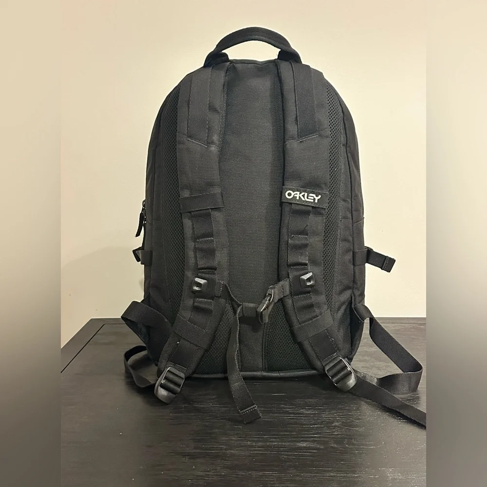 Oakley 20L Street Backpack Performance Black In Speed We Trust
